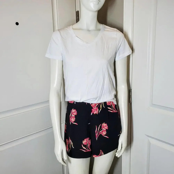 Time and Tru Women's White Short Sleeve V-Neck Tee Size Small NWOT - Picture 3 of 15